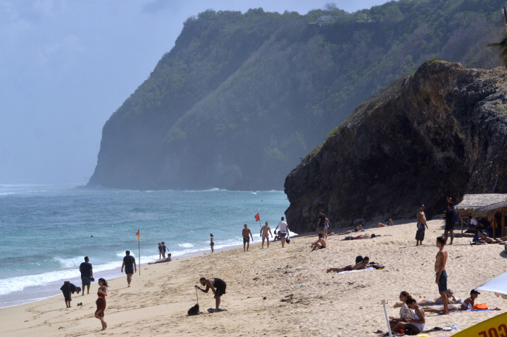Pengelola pantai tersebut mulai membuka kembali kunjungan wisatawan untuk melakukan uji coba penerapan prokotol kesehatan pencegahan pandemi Covid-19 dalam menyambut 'new normal' pariwisata sekaligus untuk membangkitkan kondisi perekonomian masyarakat setempat meskipun Pemerintah Provinsi Bali secara resmi belum membuka sektor pariwisata di Pulau Dewata.