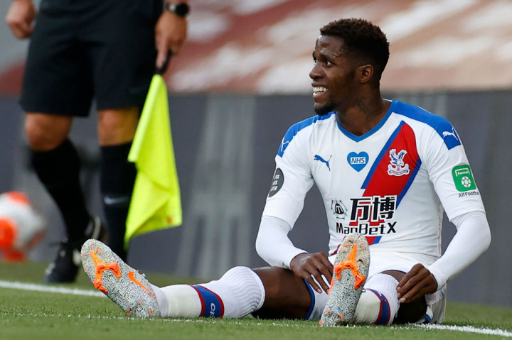 Palace yang harus kehilangan sayap andalannya, Wilfried Zaha, karena cedera sejak menit ke-15 digantikan Max Meyer, tampak kesulitan melancarkan serangan ke kubu tuan rumah.