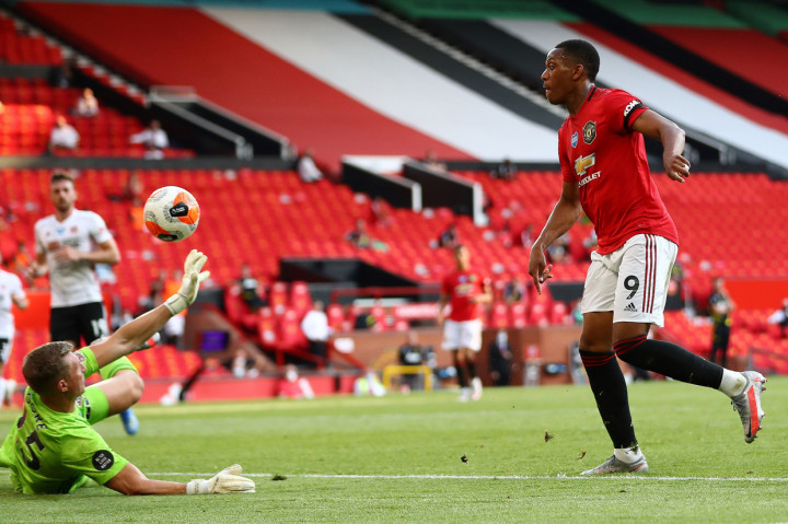 Anthony Martial jadi bintang kemenangan dengan tiga golnya. AFP Photo/Michael Steele