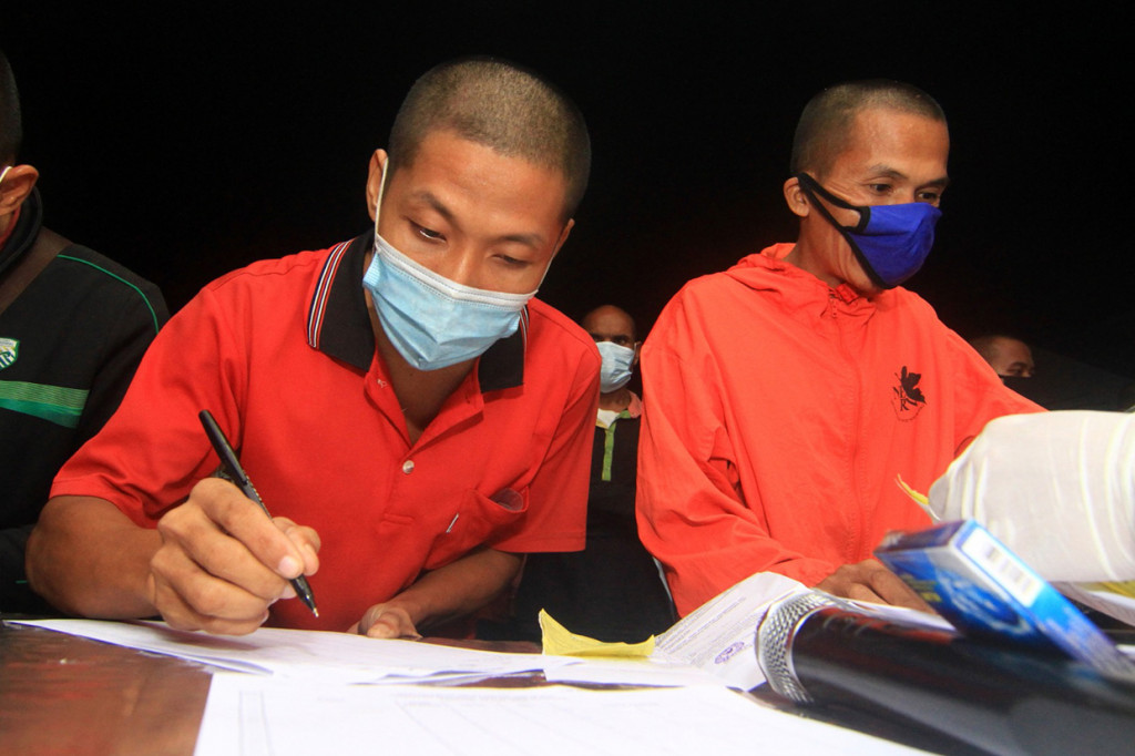 Pekerja Migran Indonesia (PMI) dari Malaysia mengisi data diri saat menjalani pendataan setibanya di Kantor Dinas Sosial Provinsi Kalbar di Pontianak, Kalimantan Barat.