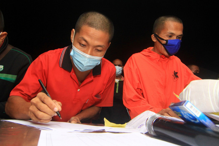 Pekerja Migran Indonesia (PMI) dari Malaysia mengisi data diri saat menjalani pendataan setibanya di Kantor Dinas Sosial Provinsi Kalbar di Pontianak, Kalimantan Barat.