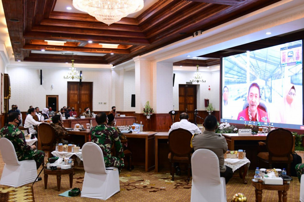 Pengarahan tersebut dilaksanakan di posko penanganan dan penanggulangan Covid-19, di Gedung Negara Grahadi, Kota Surabaya, Jawa Timur.