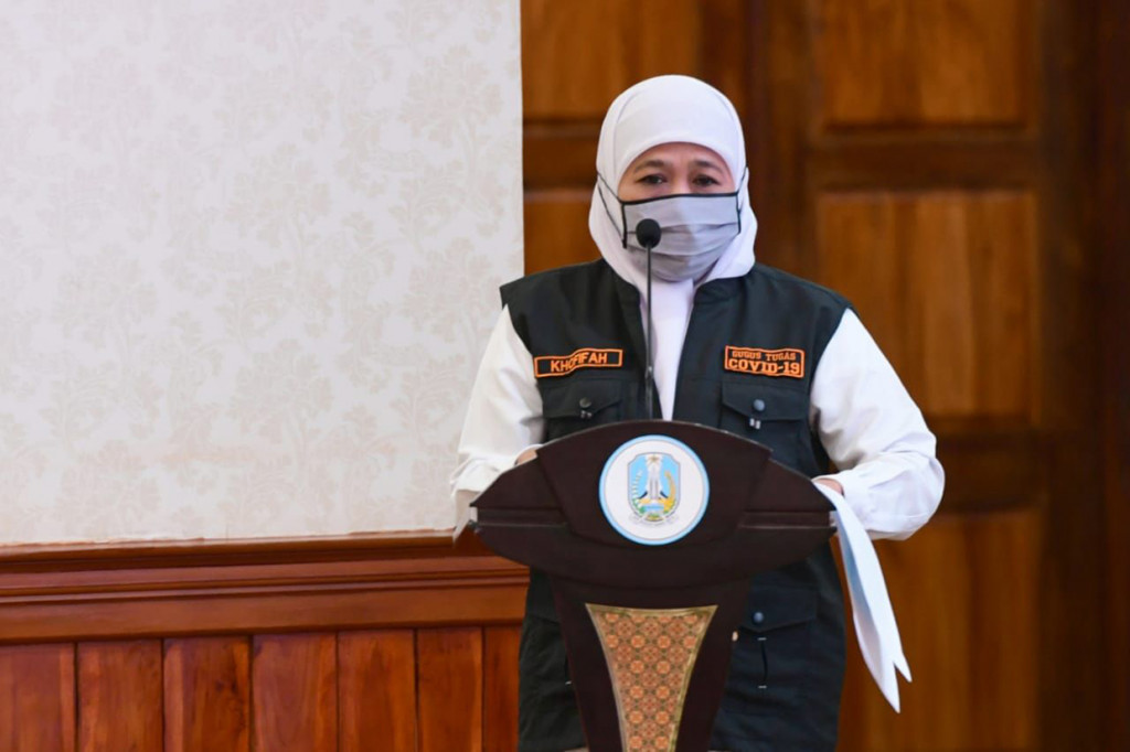 Gubernur Jatim Khofifah Indar Parawansa menyampaikan keterangannya dihadapan Presiden Joko Widodo di Gedung Negara Grahadi, Kota Surabaya, Jawa Timur.
