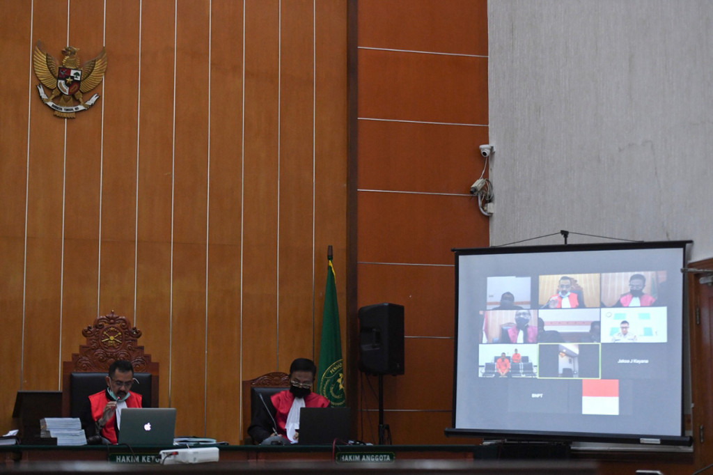 Layar menampilkan sidang pembacaan putusan kasus penusukan terhadap mantan Menko Polhukam Wiranto dengan terdakwa Samsudin alias Abu Basilah di PN Jakarta Barat, Jakarta.
