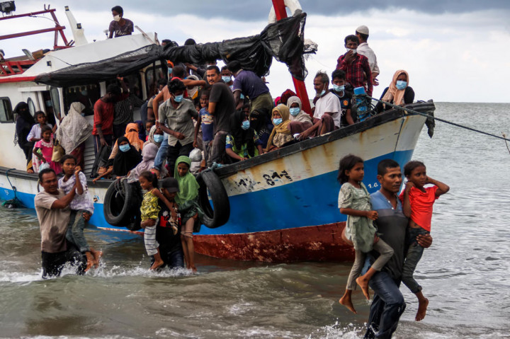 Warga melakukan evakuasi terhadap pengungsi etnis Rohingya dari kapal di pesisir pantai Lancok, Kecamatan Syantalira Bayu, Aceh Utara, Aceh, Kamis, 25 Juni 2020.