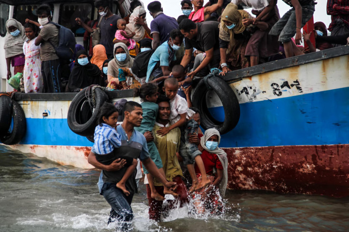 Evakuasi pengungsi Rohingya yang terdiri dari 15 laki-laki, 49 perempuan dan 30 orang anak-anak tersebut tanpa seizin pihak terkait, karena warga tidak tega melihat kondisi mereka yang memprihatinkan di dalam kapal sekitar 1 mil dari bibir pantai.