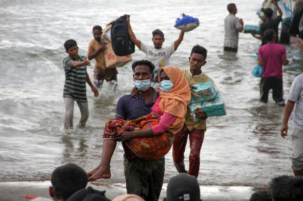 Kondisi para pengungsi etnis rohingya, terutama anak-anak dan wanita dalam keadaan lemas akibat dehidrasi dan kelaparan.