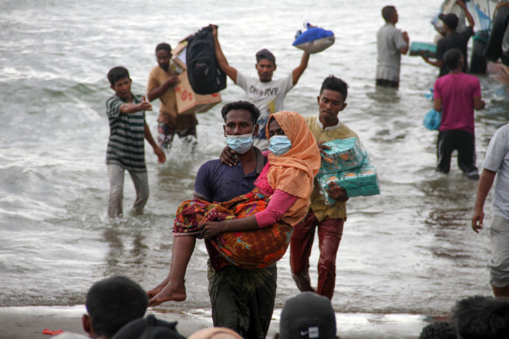 Kondisi para pengungsi etnis rohingya, terutama anak-anak dan wanita dalam keadaan lemas akibat dehidrasi dan kelaparan.