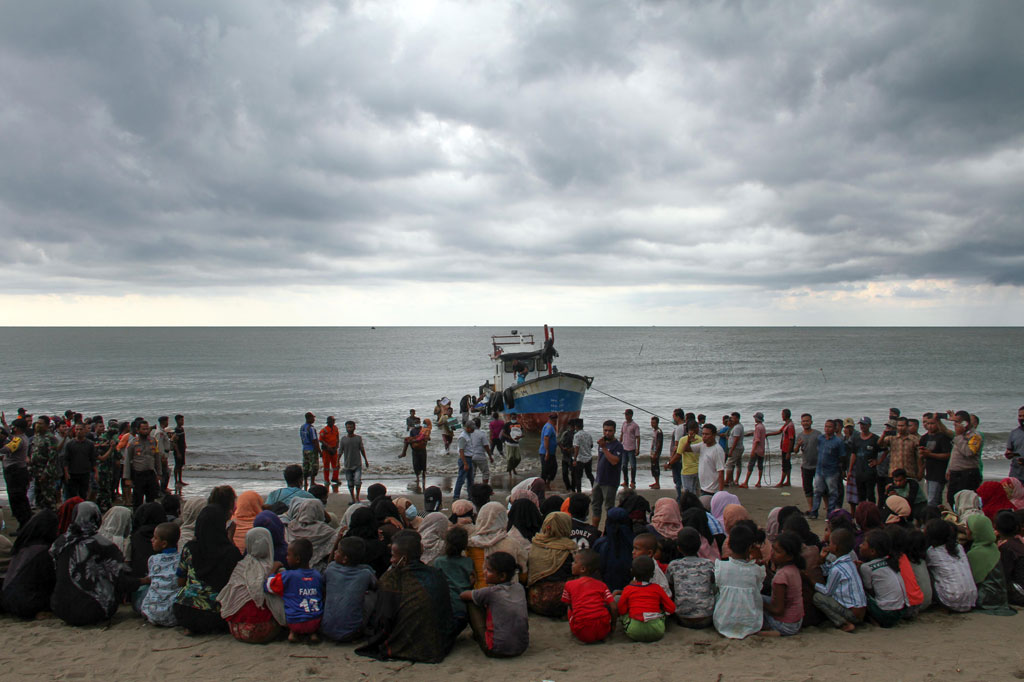 Awalnya, puluhan imigran Rohingya tersebut terdampar di perairan Seunuddon, Kecamatan Seunuddon, Aceh Utara pada Rabu, 24 Juni 2020. Kapal mereka ditemukan nelayan dalam kondisi rusak dengan jarak kurang lebih empat mil dari pesisir pantai.