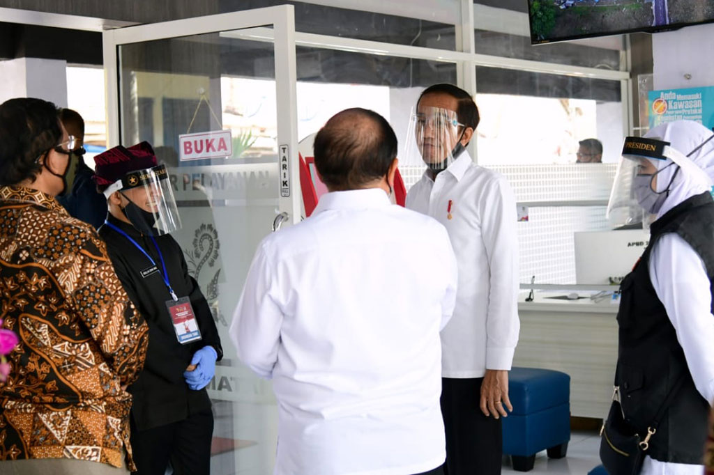Presiden mengapresiasi peran pemerintah daerah dan berbagai kelompok masyarakat di Banyuwangi dalam mematuhi protokol kesehatan, pada prakondisi tatanan normal baru pariwisata. 