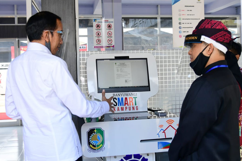 Presiden menerima paparan kesiapan tatanan normal baru pariwisata dari Bupati Banyuwangi Azwar Anas. Presiden juga tetap mengedepankan protokol kesehatan, dengan mengenakan masker dan pelindung wajah (face shield).