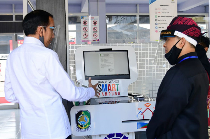 Presiden menerima paparan kesiapan tatanan normal baru pariwisata dari Bupati Banyuwangi Azwar Anas. Presiden juga tetap mengedepankan protokol kesehatan, dengan mengenakan masker dan pelindung wajah (face shield).
