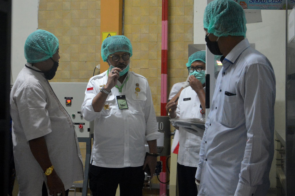 Pabrik pengolahan cokelat itu satu hari bisa memproduksi sebanyak 1 ton dari hasil kakao Poktan Mulyo Jati maupun petani lokal di Jawa Timur. Nantinya kapasitas produksi akan ditingkatkan menjadi 2-3 ton per hari untuk memenuhi kebutuhan pasar lokal serta ekspor.