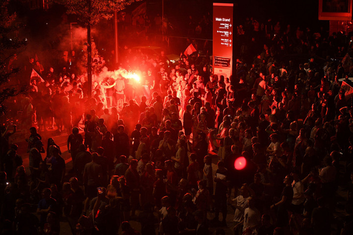 Para fans bahkan membuat langit menjadi merah dengan suar dan kembang api serta menyanyikan lagu-lagu terkenal termasuk lagu kebangsaan tim 'You're Never Walk Alone'. Perayaan juga dilakukan di pusat kota termasuk di Gedung Cunard yang menyala merah malam itu.