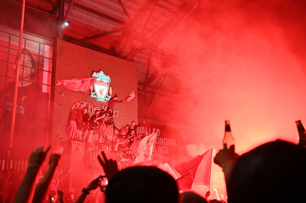 Meskipun ada aturan pembatasan sosial karena pandemi covid-19, pendukung Liverpool tetap membanjiri Anfield untuk merayakan kegembiraan atas keberhasilan tim yang sudah lama ditunggu.