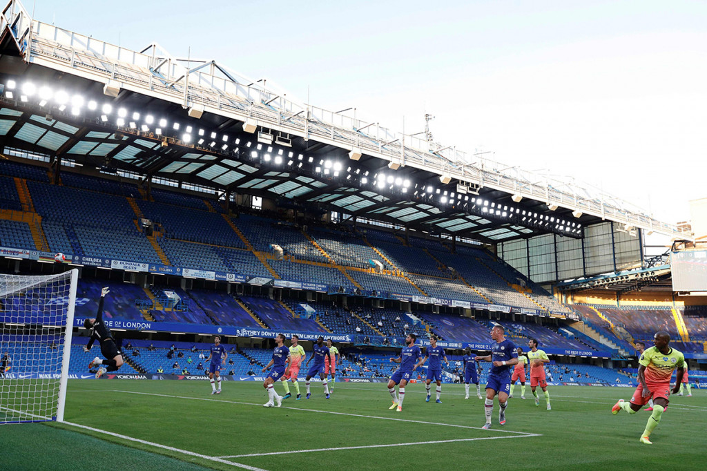 Man City bahkan hampir membuka keunggulan pada menit ke-18 lewat sundulan Fernandinho. Beruntung kiper Kepa Arrizabalaga tampil sigap dengan menepis bola ke atas mistar gawang.