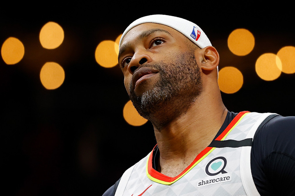 Pebasket gaek Vince Carter akhirnya memutuskan pensiun dari karier profesional setelah 22 musim melanglang buana di NBA.  Rentang waktu 22 musim kariernya di NBA merupakan yang terpanjang dijalani seorang pemain sepanjang sejarah dan ia juga jadi pebasket pertama yang tampil dalam empat dasawarsa yang berbeda.