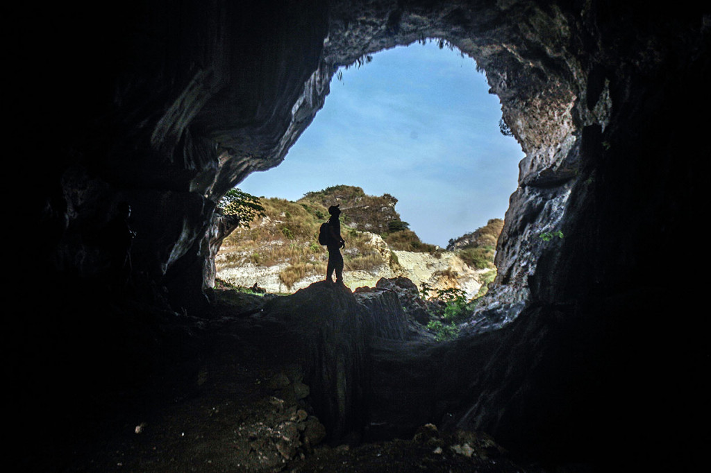 Wisatawan menikmati keindahan alam Goa Pocong, Klapanunggal, Bogor, Jawa Barat, Kamis, 25 Juni 2020. 