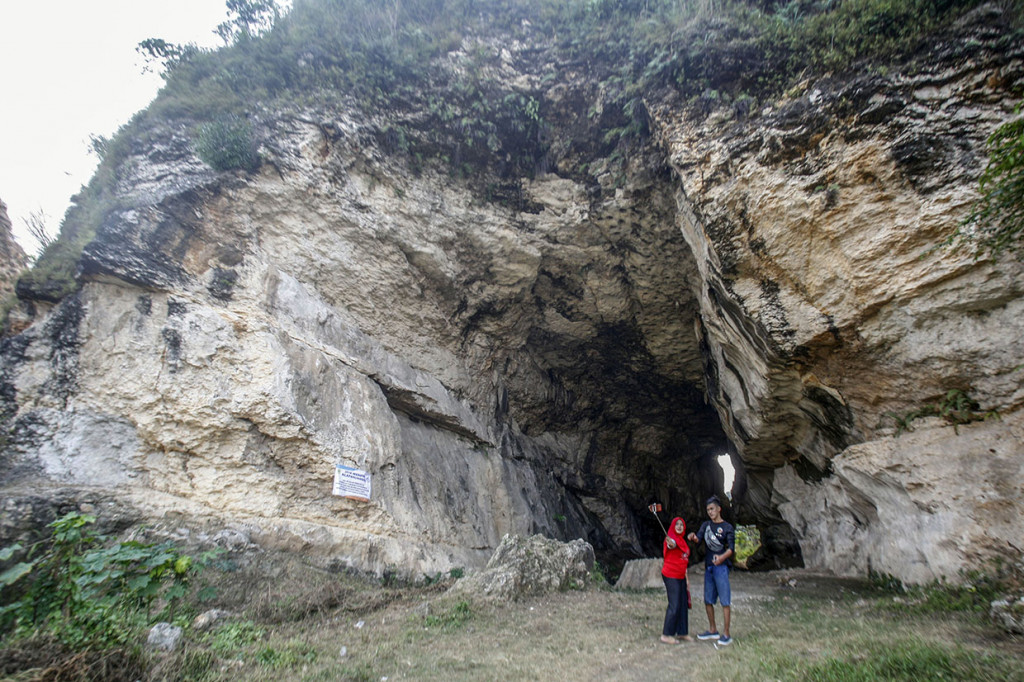 Di dalam goa yang lumayan lebar dan cukup tinggi tersebut dihiasi stalaktit dan stalakmit yang membuat indah dipadang, serta cocok untuk berfoto.