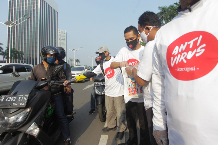 Komisi Pemberantasan Korupsi (KPK) mengajak masyarakat untuk peduli antikorupsi dengan menggelar kampanye 'Pedulimu, Antikorupsimu' melalui pembagian 25 ribu masker kain bertuliskan 'Antivirus Korupsi'. ANTARA FOTO/Reno Esnir
