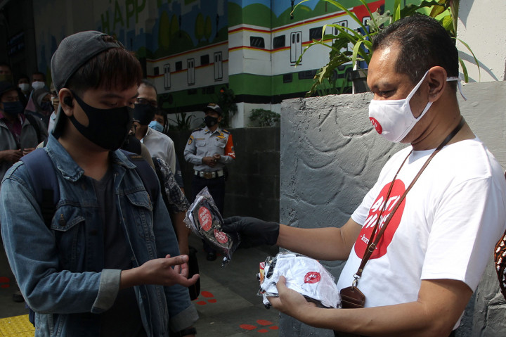 Masker dibagikan kepada para pengendara mobil dan motor, pejalan kaki serta, masyarakat umum yang sedang berkegiatan atau berada di sekitar lokasi kegiatan. MI/Pius Erlangga