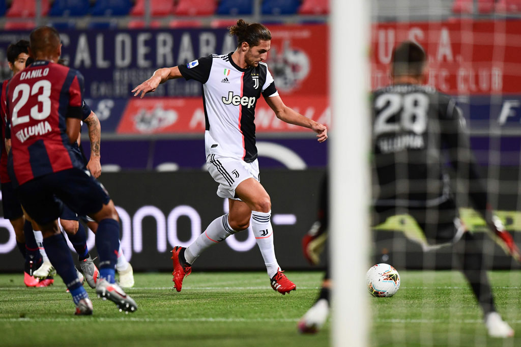 Lecce memulai pertandingan dengan baik. Di awal babak pertama mereka mampu mengancam pertahanan tuan rumah. Sementara itu Juve juga mengancam melalui tembakan jarak jauh Adrien Rabiot yang masih dapat ditepis kiper Gabriel.