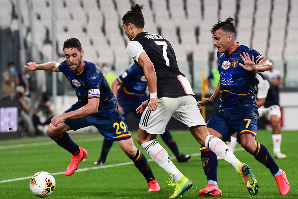 Sementara itu sepakan Cristiano Ronaldo masih melebar. Tidak ada gol di babak pertama.