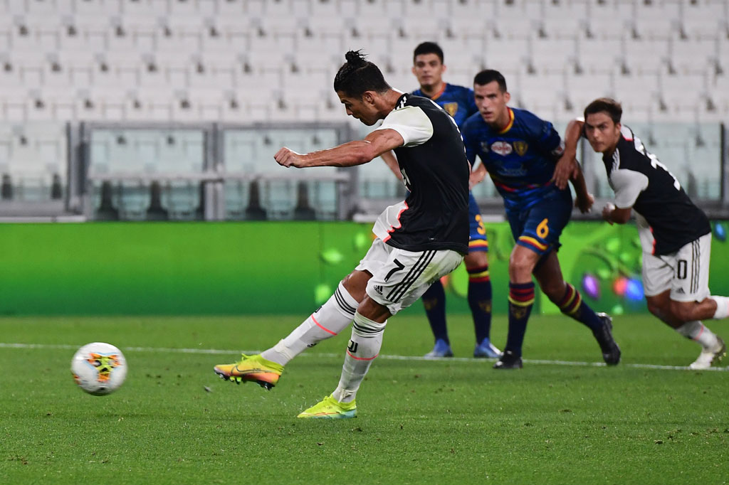Keunggulan Juve digandakan oleh eksekusi penalti Ronaldo, setelah bintang asal Portugal itu dijatuhkan Luca Rossettini di kotak terlarang. CR7 sukses membawa Bianconerri unggul 2-0.