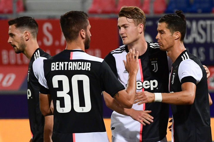 Kemenangan Juve semakin lengkap dua menit berselang, ketika Matthijs De Ligt menanduk bola tendangan sudut Douglas Costa untuk mengemas gol keempat tuan rumah.