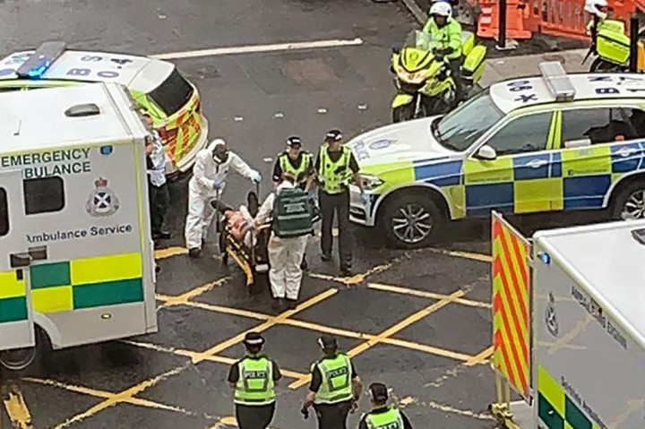 Korban penusukan di sebuah hotal di Glasgow dievakuasi polisi, Jumat, 26 Juni 2020 waktu setempat.