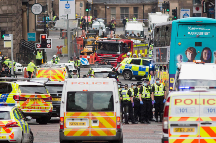 Polisi Skotlandia menembak mati seorang pria yang diduga melakukan penikaman di sebuah hotel yang menampung para pencari suaka di Glasgow, Jumat, 26 Juni 2020 waktu setempat. Insiden penusukan tersebut menyebabkan enam orang lainnya luka-luka.