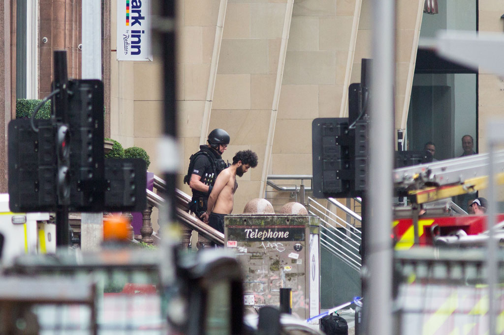 Dia mengatakan bahwa seorang petugas polisi berusia 42 tahun yang turut menjadi korban penusukan berada dalam kondisi kritis tetapi stabil, tetapi tidak memberikan perincian tentang bagaimana dia atau kondisi korban lainnya yang terluka. Kelima korban lainnya semuanya laki-laki, berusia 17, 18, 20, 38, dan 53, kata polisi.