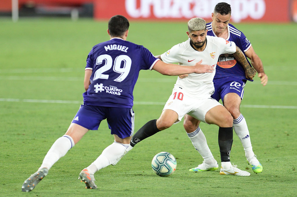 Pemain kedua kesebelasan saling serang di awal babak pertama. Beberapa kali peluang tercipta namun belum berbuah gol.