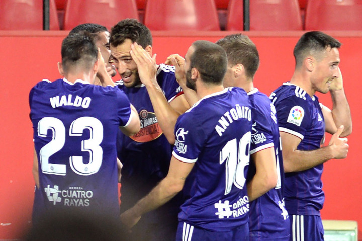 Gol tersebut sontak disambut gembira para pemain tim tamu.