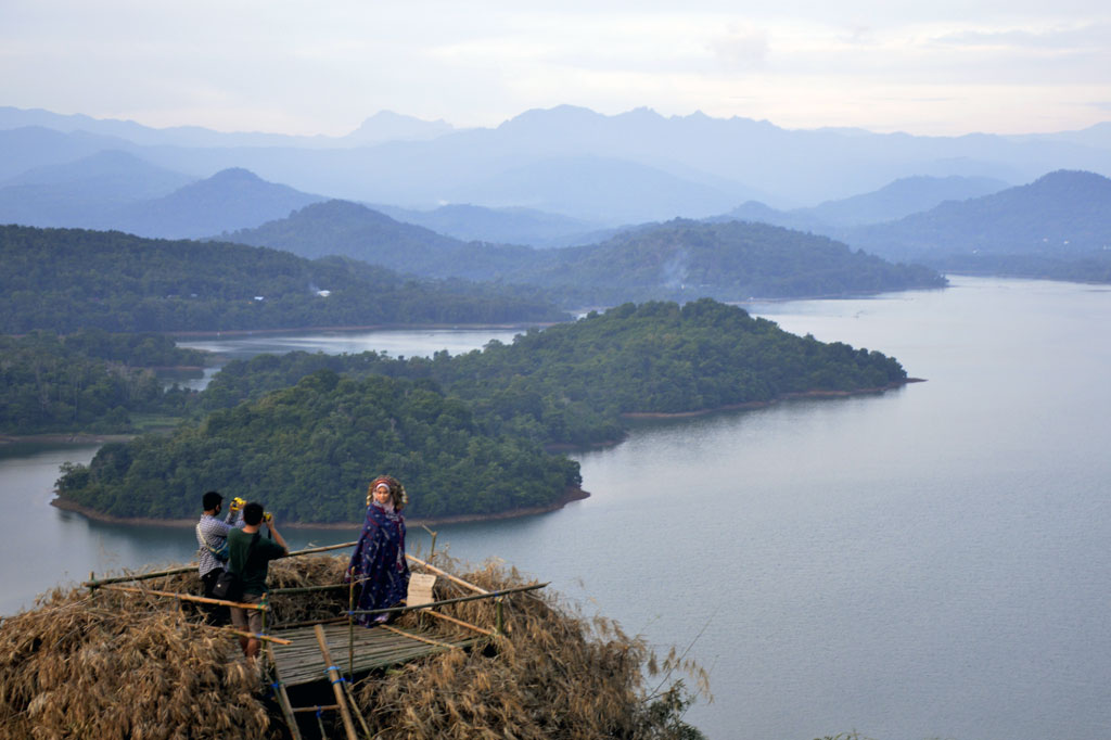Bukit Indah Beroanging menjadi salah satu destinasi wisata alam yang dikelola oleh warga setempat yang menawarkan keindahan danau, pulau, pegunungan dan sejumlah lokasi untuk berfoto. 