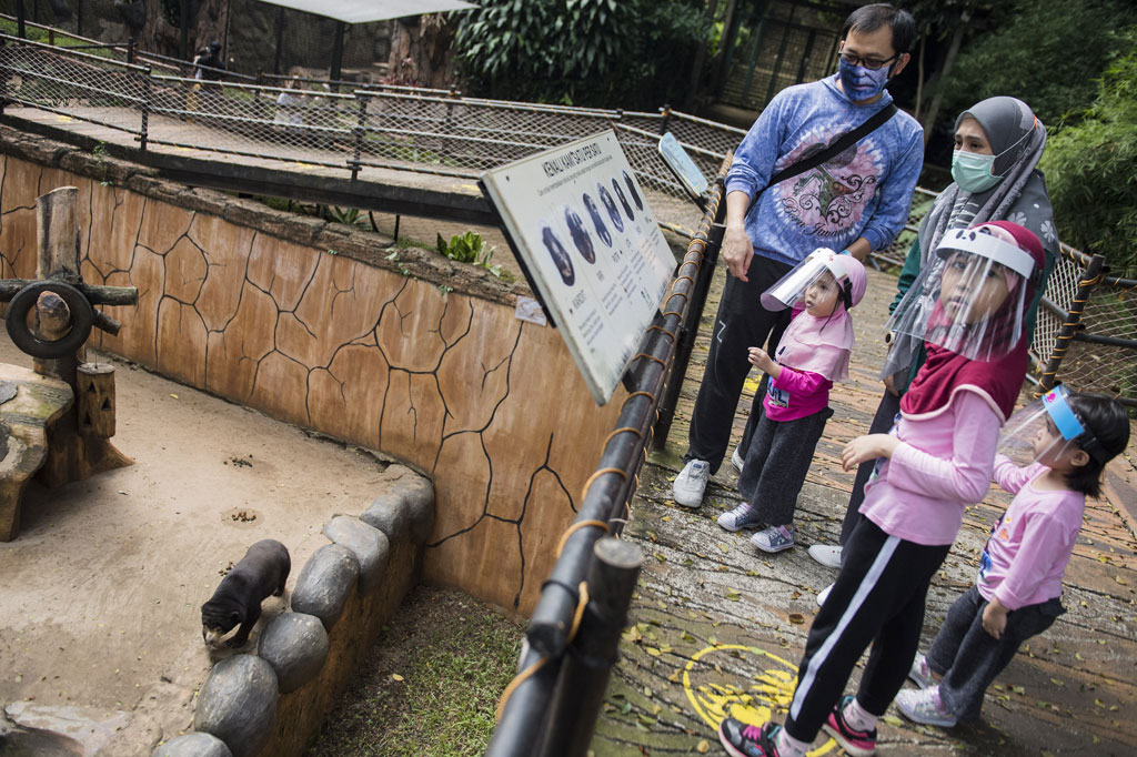 Meski begitu, setiap pengunjung yang masuk tetap mengikuti protokol kesehatan yang berlaku dengan dicek suhu tubuh dan menggunakan masker. Petugas loket juga menganjurkan para pengunjung untuk terlebih dahulu mencuci tangan di wastafel yang disediakan.