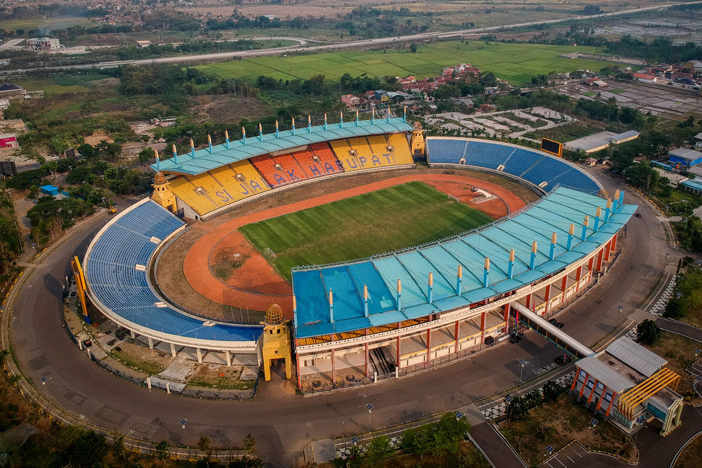 Stadion Si Jalak Harupat. Si Jalak Harupat adalah suatu stadion olahraga yang berlokasi di desa Kopo dan Cibodas, Kecamatan Kutawaringin, Kabupaten Bandung. Nama Si Jalak Harupat diambil dari julukan salah seorang pahlawan nasional dari Bojongsoang, Bandung yaitu Otto Iskandardinata. Kapasitas stadion tersebut adalah 27 ribu. ANTARA FOTO/Raisan Al Farisi