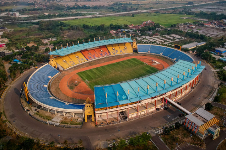 Stadion Si Jalak Harupat. Si Jalak Harupat adalah suatu stadion olahraga yang berlokasi di desa Kopo dan Cibodas, Kecamatan Kutawaringin, Kabupaten Bandung. Nama Si Jalak Harupat diambil dari julukan salah seorang pahlawan nasional dari Bojongsoang, Bandung yaitu Otto Iskandardinata. Kapasitas stadion tersebut adalah 27 ribu. ANTARA FOTO/Raisan Al Farisi