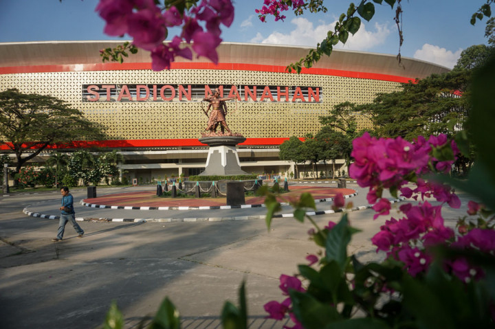 Stadion Manahan Solo. Stadion Manahan adalah sebuah stadion sepak bola yang berada di kota Surakarta, Jawa Tengah. Stadion berkapasitas 25.000 penonton ini merupakan markas dari klub Persis Solo. ANTARA FOTO/Muhammad Ayudha