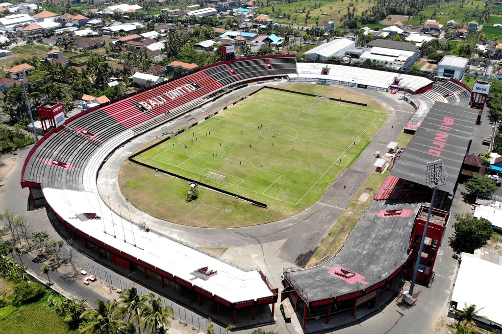 Stadion kapten I Wayan Dipta adalah sebuah stadion multifungsi yang utamanya dipakai untuk pertandingan sepak bola, terletak di Gianyar, Bali. Kapasitasnya berjumlah 23 ribu kursi. ANTARA FOTO/Fikri Yusuf