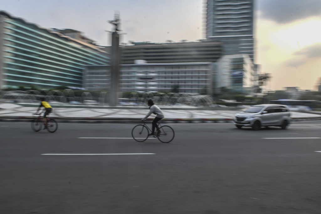 Warga mengayuh sepedanya saat melintas di kawasan Jalan MH Thamrin, Jakarta, Sabtu, 27 Juni 2020. 