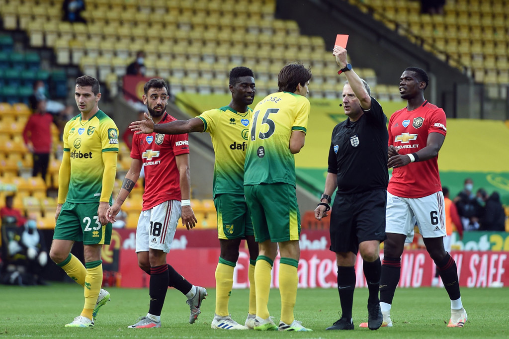 Skor 1-1 bertahan sampai 90 menit tuntas. Meski unggul jumlah pemain sejak Timm Klose dikartu merah di menit ke-89, MU cukup kesulitan menembus Norwich yang menumpuk pemain di kotak penalti.