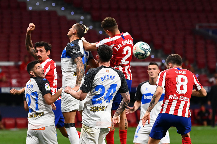 Atletico baru memecah kebuntuan pada menit ke-59. Bola tendangan bebas Kieran Trippier diteruskan dengan sundulan oleh Saul untuk menjebol gawang Alaves.