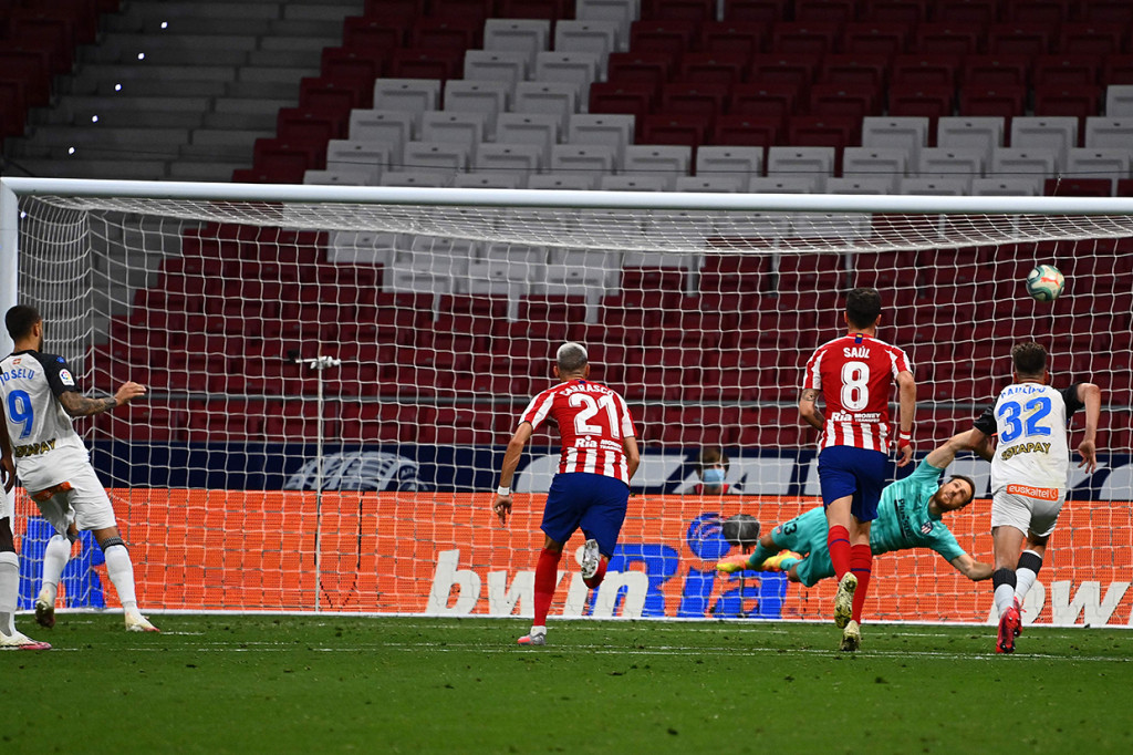 Wasit kembali menunjuk titik putih di masa injury time. Kali ini hadiah penalti diberikan kepada Alaves karena bola menyentuh tangan Koke di area terlarang. Joselu yang maju sebagai eksekutor mampu mengubah keadaan jadi 2-1.