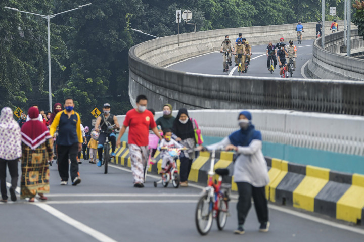 Warga berolahraga saat Hari Bebas Kendaraan Bermotor (HBKB) atau Car Free Day (CFD) di Jalan Layang Non Tol Antarasari, Jakarta.