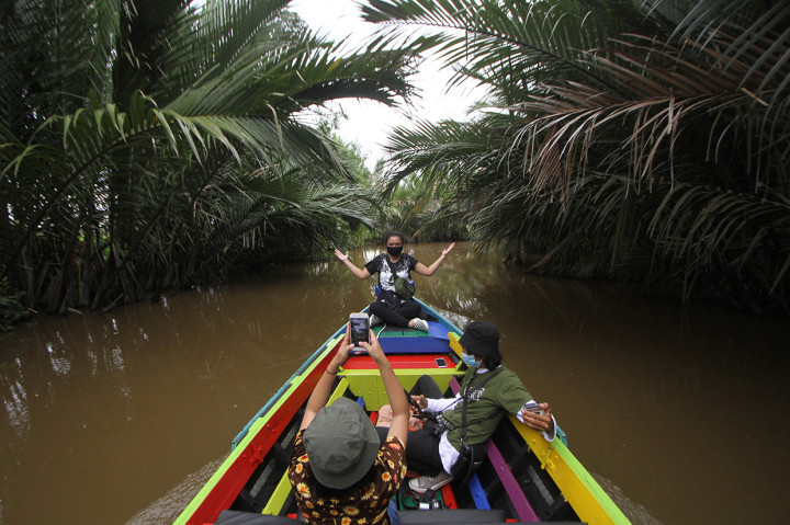 Pemprov Kalimantan Selatan terus berupaya meningkatkan kunjungan pariwisata, salah satunya wisata susur sungai di Banjarmasin yang menawarkan suasana alam serta aktivitas warga di bantaran sungai untuk menggaet para wisatawan baik dari dalam negeri maupun luar negeri.