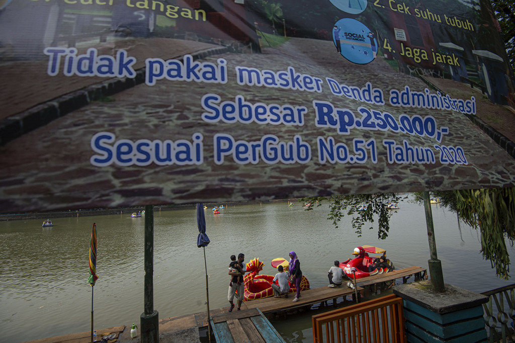 Sejumlah wisatawan menumpang becak air di Waduk Setu Babakan, Jakarta.