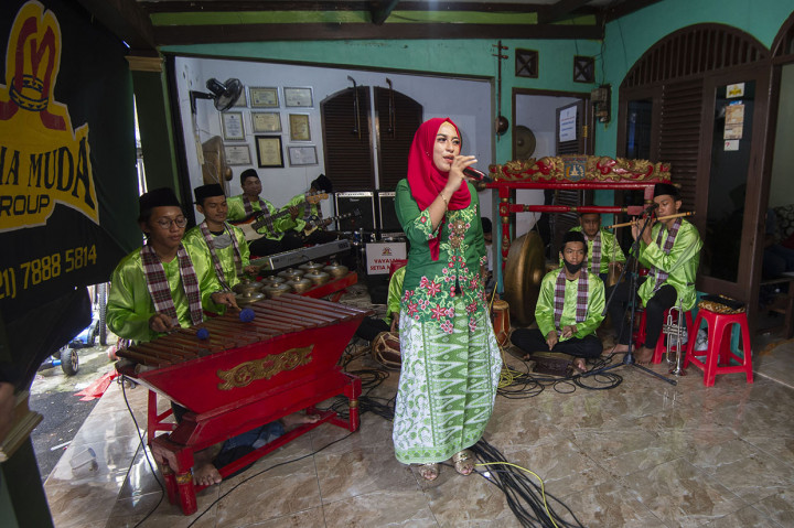 Sejumlah seniman dari Setia Muda Group menampilkan kesenian gambang kromong dalam pentas Manjak Virtual di Cipedak, Jagakarsa, Jakarta.