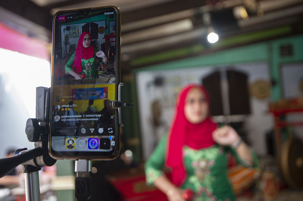 Pentas budaya sejumlah kelompok kesenian yang disiarkan secara daring melalui media sosial tersebut digelar untuk memeriahkan Hari Ulang Tahun (HUT) ke-493 DKI Jakarta sekaligus menggalang donasi untuk seniman-seniman Betawi yang terdampak pandemi Covid-19.