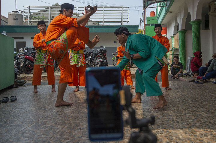Sejumlah pesilat dari Sanggar Kembang Kelapa menampilkan silat Betawi dalam pentas Manjak Virtual di Cipedak, Jagakarsa, Jakarta.